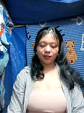 Snapshot of lisa-bae00 chatting on 11/30/25, 10:27 lisa-bae00 online show from 11/30/25, 10:27