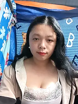 Snapshot of lisa-bae00 chatting on 12/18/25, 12:09 lisa-bae00 online show from 12/18/25, 12:09