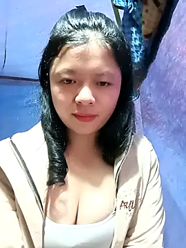 Snapshot of lisa-bae00 chatting on 11/24/25, 12:32 lisa-bae00 online show from 11/24/25, 12:32