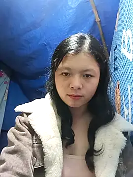 Snapshot of lisa-bae00 chatting on 11/17/25, 11:42 lisa-bae00 online show from 11/17/25, 11:42