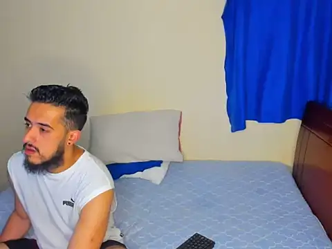 Snapshot of astredad2025 chatting on 11/21/25, 03:05 astredad2025 online show from 11/21/25, 03:05