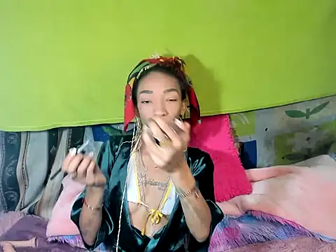 Snapshot of YAILIN_04 chatting on 11/06/25, 08:02 YAILIN 04 online show from 11/06/25, 08:02