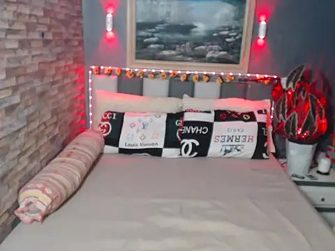 HotNathalie6900 online show from 11/21/25, 12:37