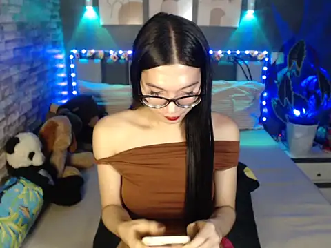 HotNathalie6900 online show from 04/04/26, 12:01