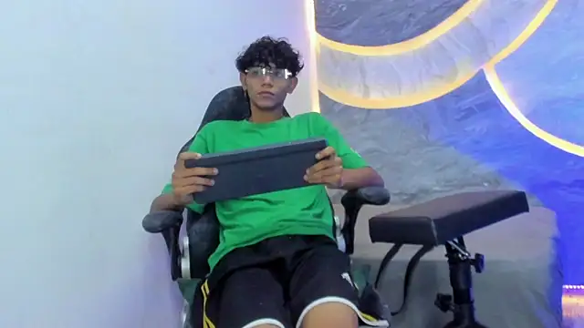 Sex Boy 33  online show from 10/28/25, 04:46