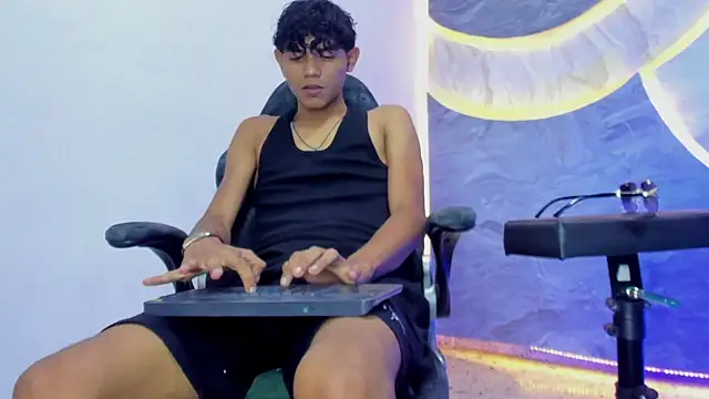 Sex Boy 33  online show from 11/06/25, 04:27