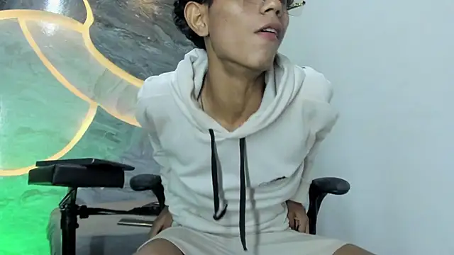 Sex Boy 33  online show from 10/26/25, 04:24