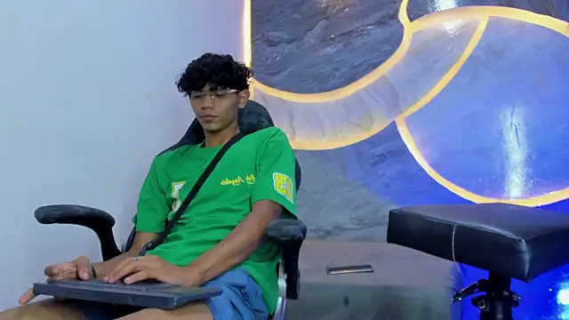 Sex Boy 33  online show from 11/02/25, 03:44