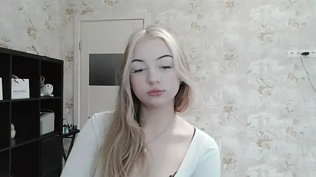 Snapshot of _LunaLush_ chatting on 10/21/25, 06:24 LunaLush online show from 10/21/25, 06:24
