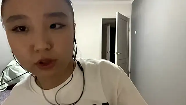 Snapshot of LiaPilksi chatting on 10/20/25, 05:13 LiaPilksi online show from 10/20/25, 05:13