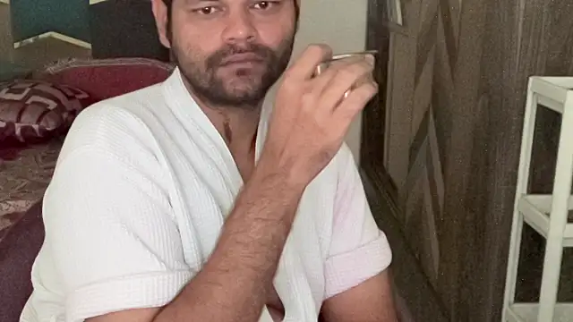 Snapshot of MakeMeAwareAah chatting on 10/24/25, 04:11 MakeMeAwareAah online show from 10/24/25, 04:11