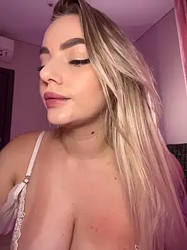 Snapshot of HugeBoobsAlice chatting on 07/17/26, 05:04 HugeBoobsAlice online show from 07/17/26, 05:04