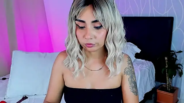 Emilyvalk  online show from 11/10/25, 10:26