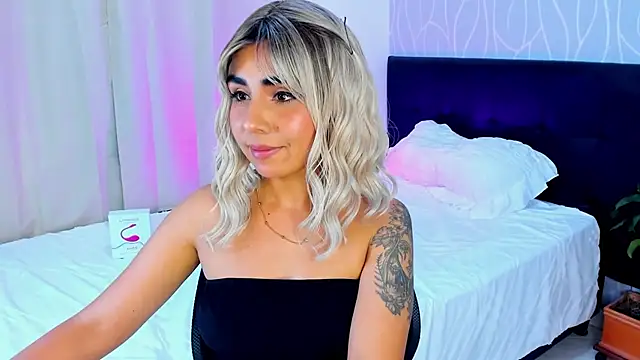 Emilyvalk  online show from 11/04/25, 10:57