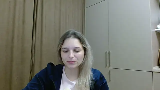 ElisSky301 online show from 11/18/25, 09:07