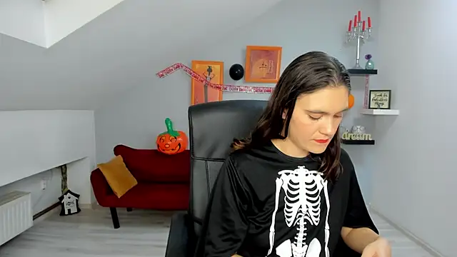 IzzyMonro online show from 10/30/25, 08:50