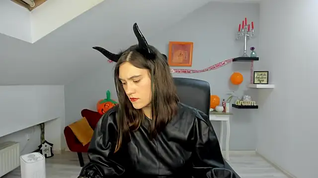 IzzyMonro online show from 10/31/25, 08:49