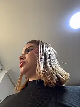 Snapshot of Beella1_ chatting on 07/10/26, 11:43 Beella1 online show from 07/10/26, 11:43