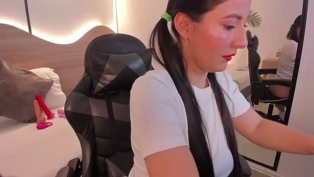 mia collins96 online show from 10/26/25, 03:18