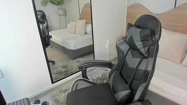 mia collins96 online show from 11/26/25, 02:44