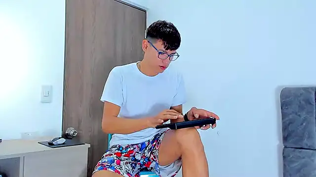 Nicolas Torres  online show from 11/08/25, 03:10