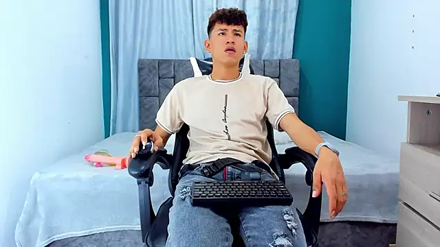 Nicolas Torres  online show from 11/20/25, 04:35