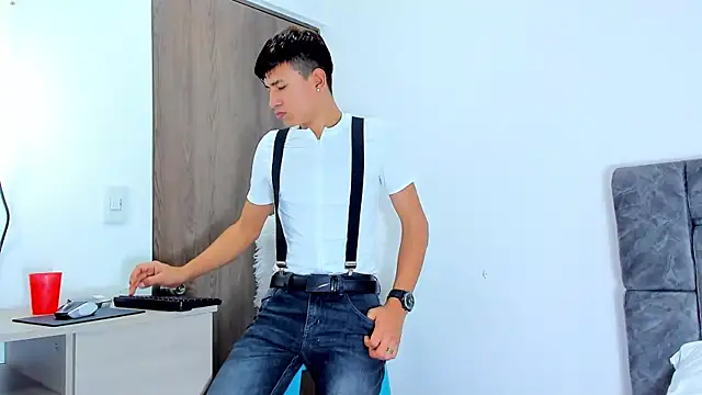 Nicolas Torres  online show from 11/17/25, 02:04