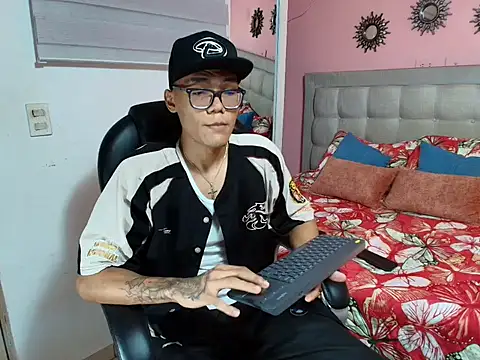 Snapshot of aron_big_big chatting on 10/21/25, 07:35 aron big big online show from 10/21/25, 07:35