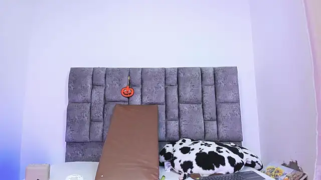 miah storm online show from 10/28/25, 04:24