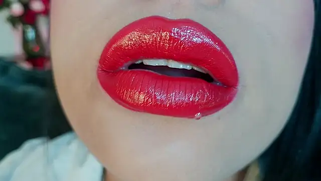 Snapshot of mia_roux1 chatting on 03/02/26, 10:06 mia roux1 online show from 03/02/26, 10:06