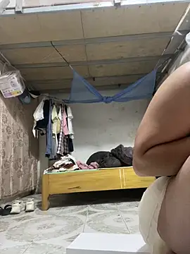 Snapshot of love-xx chatting on 12/18/25, 11:47 love-xx online show from 12/18/25, 11:47