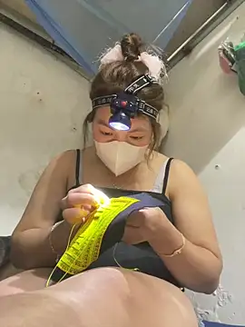 Snapshot of love-xx chatting on 12/17/25, 04:28 love-xx online show from 12/17/25, 04:28