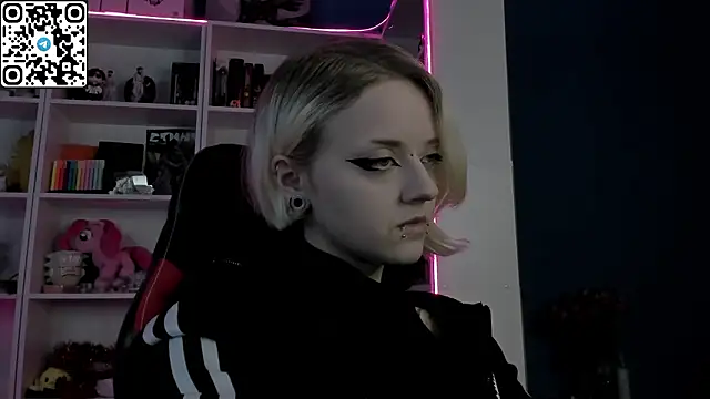 Snapshot of Holy_Mistress_S chatting on 02/15/26, 10:03 Holy Mistress S online show from 02/15/26, 10:03