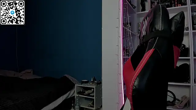 Snapshot of Holy_Mistress_S chatting on 01/10/26, 10:10 Holy Mistress S online show from 01/10/26, 10:10