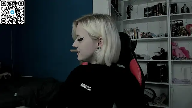 Snapshot of Holy_Mistress_S chatting on 12/23/25, 09:52 Holy Mistress S online show from 12/23/25, 09:52