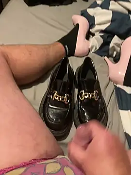 fortheloveofheels74 online show from 10/27/25, 10:22