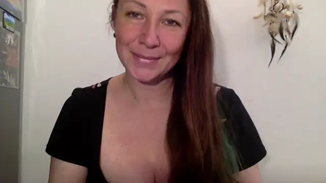 Snapshot of LucyTop chatting on 10/22/25, 02:16 LucyTop online show from 10/22/25, 02:16