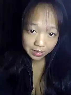 Quynhsumon online show from 11/22/25, 03:11