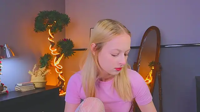 YungLyssy online show from 12/16/25, 04:17