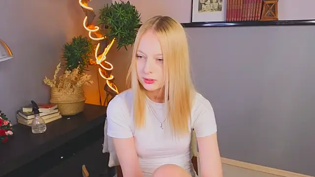 YungLyssy online show from 11/18/25, 03:32