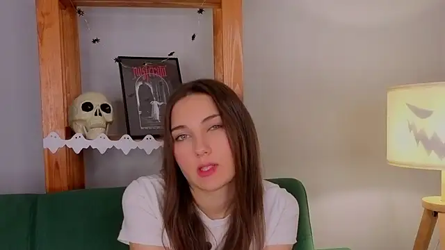 KateCahee online show from 10/31/25, 12:40