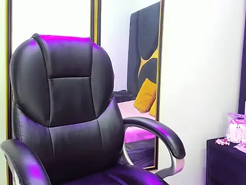 Gianna Johnson online show from 11/21/25, 04:33