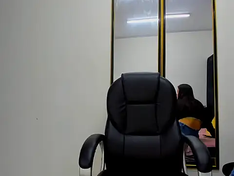 Gianna Johnson online show from 11/20/25, 04:24