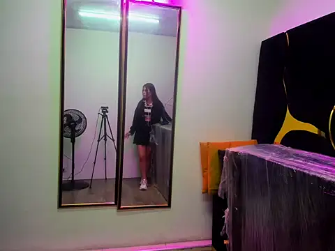 Gianna Johnson online show from 12/05/25, 02:43