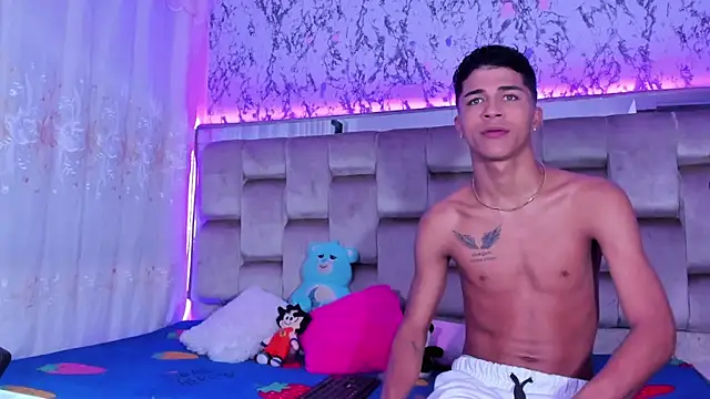 Snapshot of boyswantingplay chatting on 11/08/25, 01:53 boyswantingplay online show from 11/08/25, 01:53