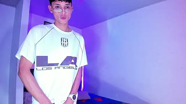 Snapshot of boyswantingplay chatting on 02/06/26, 07:37 boyswantingplay online show from 02/06/26, 07:37