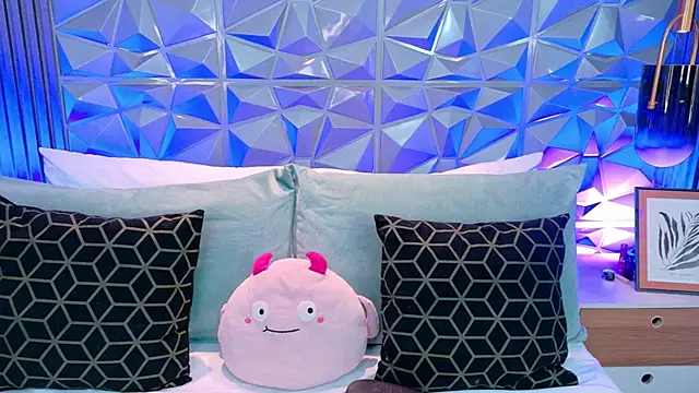 AdelineJhones online show from 04/09/26, 10:27