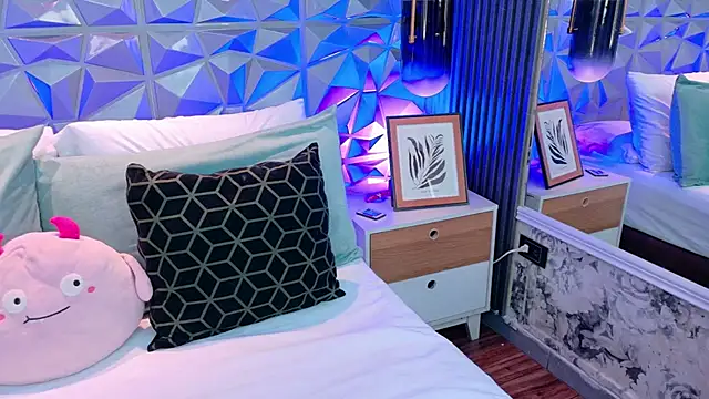 AdelineJhones online show from 04/13/26, 02:32