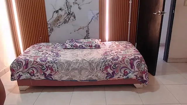 rosselyn  online show from 12/17/25, 08:03