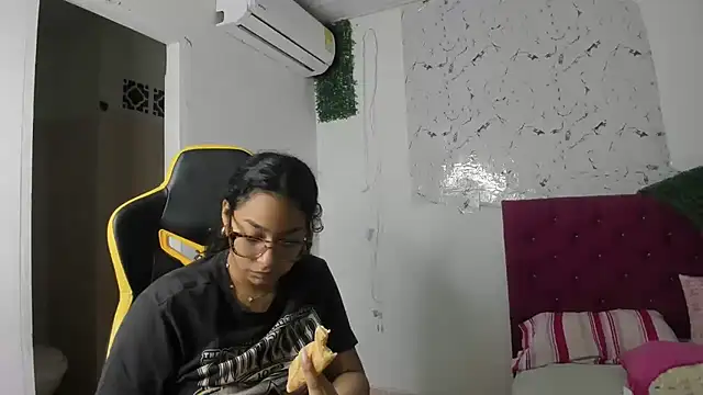 Snapshot of emily_stars1 chatting on 02/05/26, 12:39 emily stars1 online show from 02/05/26, 12:39